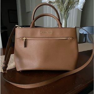 A gently used Michael Kors bag in excellent condition! Tan color leather